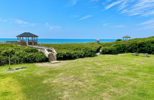 Atlantic Beach Apartment | Charming studio condo with wifi, pool, cable - just steps from the ocean!