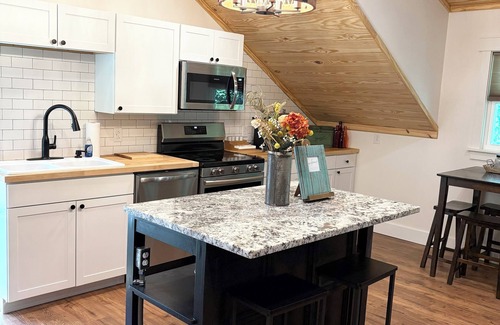 Sylvan Heights Apartment | Charming studio above garage apt located close to Downtown Hendersonville!