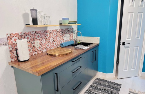 Southwest Apartment | Charming Studio in Great Location, under 10 minutes to beach, downtown, airport