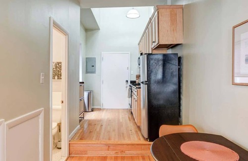 Center City East Apartment | Charming Studio w/King Bed in Washington Square