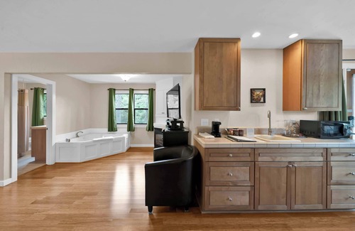 O'Brien Bed & Breakfast | Charming studio with private balcony and jet tub!