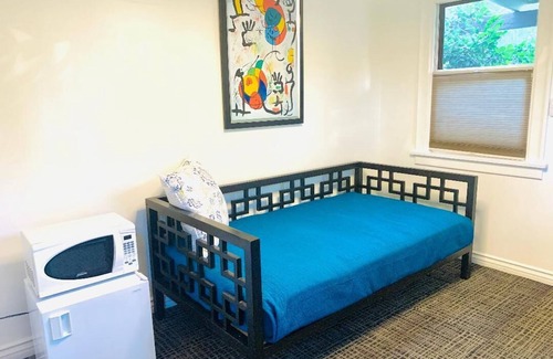 Altadena Apartment | Charming studio with WiFi and AC in serene Altadena