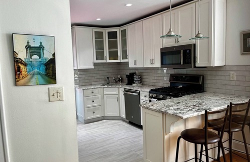 Mount Lookout House | Charming Stylish 5 Star Hyde Park Home-November Weekend special pricing!