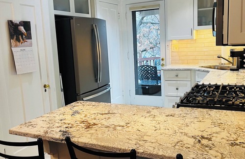 Mount Lookout House | Charming Stylish 5 Star Hyde Park Home-November Weekend special pricing!