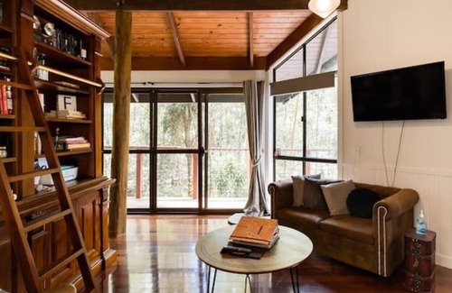 Wongawallan Ski Chalet | Charming Suite: 1-Bedroom Nature Getaway, with private hiking trails