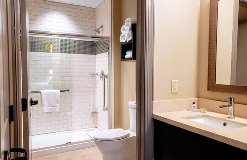 Downtown Baltimore Hotel | Charming Suite Perfect for Family Adventures Near USS Constellation