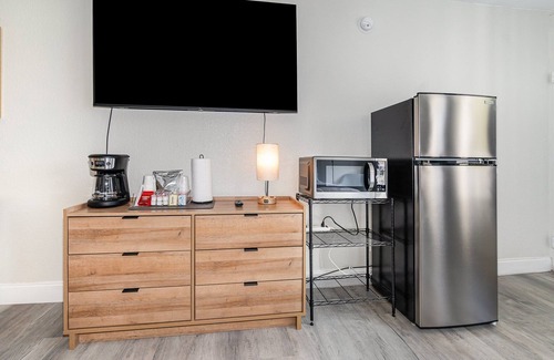 Magic Landings House | Charming Suite: Smart TV, Modern Amenities & Pool Access