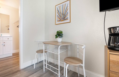 Magic Landings House | Charming Suite: Smart TV, Modern Amenities & Pool Access