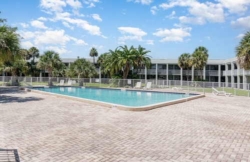 Magic Landings House | Charming Suite: Smart TV, Modern Amenities & Pool Access