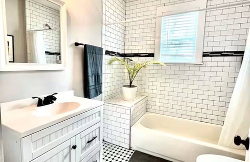 Government Hill Apartment | Charming Suite with private access by The Pearl and downtown