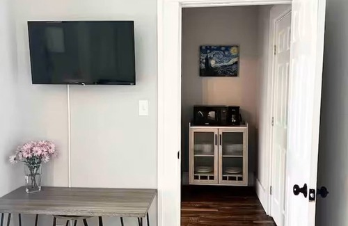 Government Hill Apartment | Charming Suite with private access by The Pearl and downtown