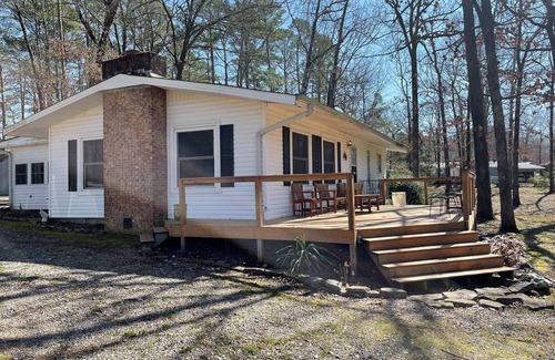 Mount Ida House | Charming Summer Getaway 3-bedroom house in enchanting Mount Ida with WiFi, AC