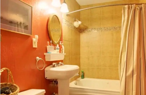 Belmont House | Charming, sunny, quiet 3-bed bungalow in San Carlos, strong WiFi, hot tub, BBQ.