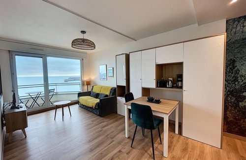 Granville Apartment | Charming T2 by the sea, 4 pers., elevator, garage, Wi-Fi