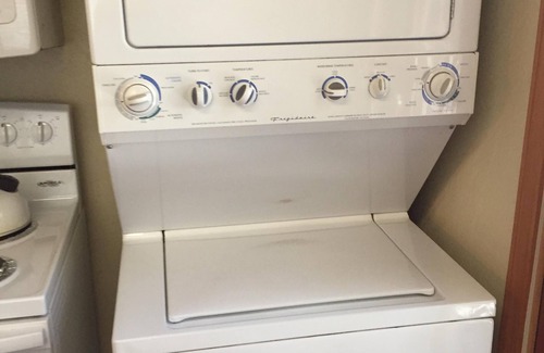 Al Tahoe House | Charming Tahoe Cabin-2 Blocks to Lake, 2 Miles to Ski, Hot Tub, Pets OK, Bikes!