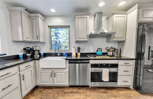 Al Tahoe House | Charming Tahoe Retreat - Hot Tub & Walk to Lake!