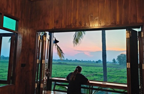 Sukhothai House | Charming Thai-style villa in lush greenery 10 mins from bus station near city.