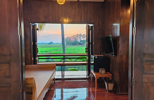 Sukhothai House | Charming Thai-style villa in lush greenery 10 mins from bus station near city.