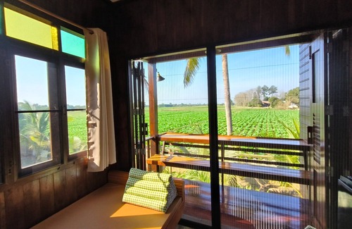 Sukhothai House | Charming Thai-style villa in lush greenery 10 mins from bus station near city.