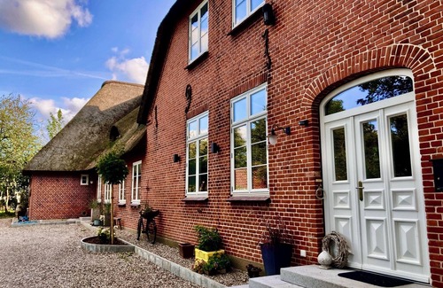 Weesby Apartment | Charming thatched house between the North Sea & Baltic Sea - stylish apartment in a cultural monument