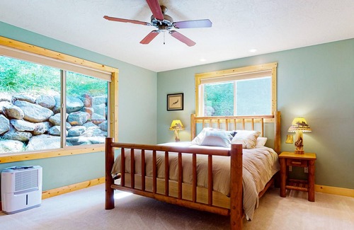 Cascade Cabin | Charming three-story cabin with a private hot tub, deck, & washer/dryer