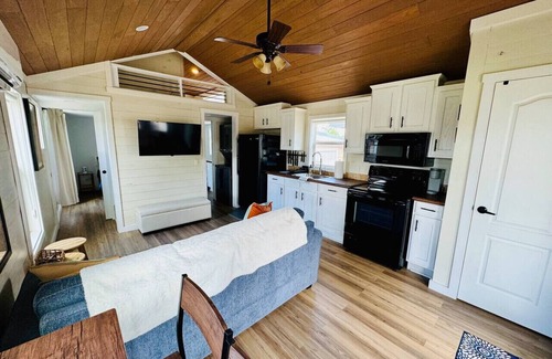Austin House | Charming Tiny Home Getaway | Pool & Hot Tub