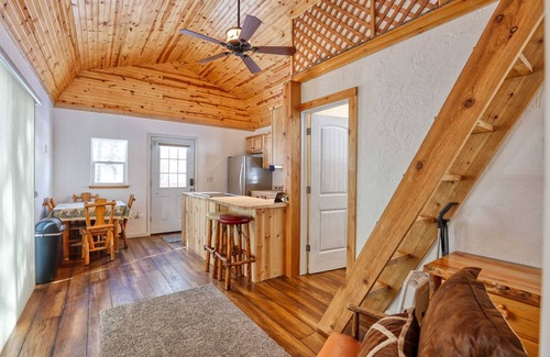 Saddlestring Cabin | Charming Tiny House Suite Retreat,loft & wildlife!