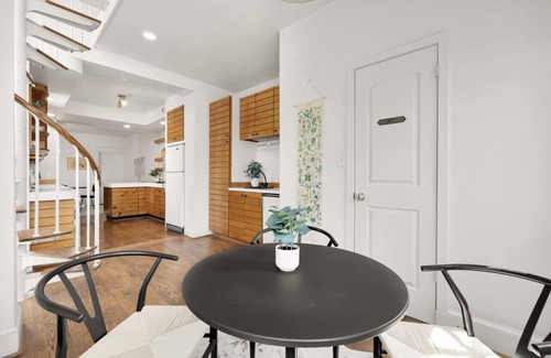 Old Town West House | Charming Townhouse in Historic Old Town Alexandria - Perfect for Families and Groups