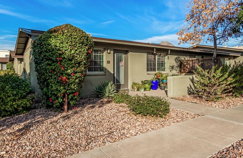 Camelback East House | Charming Townhouse in Sunny Central Phoenix