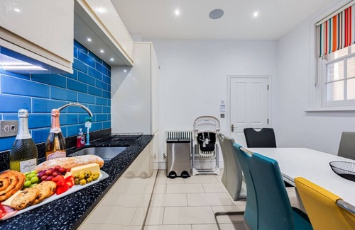 Ramsgate House | Charming Townhouse Seaside Balcony Smart TVs Fast Wifi
