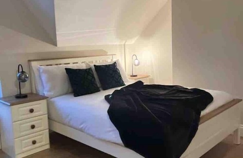 Queens Quarter House | Charming Townhouse, Sleeps 8!