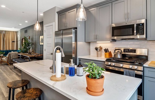 South Philadelphia House | Charming Townhouse w/ Roofdeck -4B/3B - Sleeps 11!