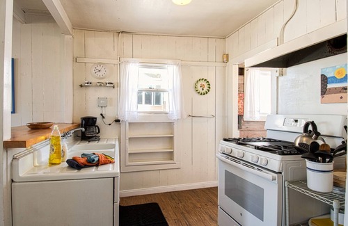 West Newport Cottage | Charming traditional Newport Beach cottage plus private one bedroom rear unit!