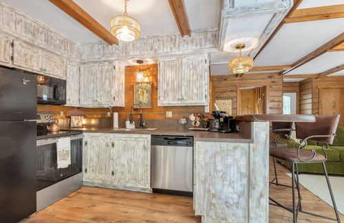 Cadiz Cottage | Charming Treehouse Haven located near Lake Barkley. Close to Turkey Bay & ramp