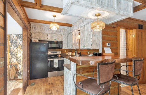 Cadiz Cottage | Charming Treehouse Haven located near Lake Barkley. Close to Turkey Bay & ramp