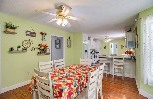 Trenton House | Charming Trenton Home w/Mtn Views & Patio!