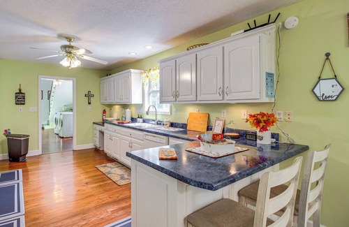 Trenton House | Charming Trenton Home w/Mtn Views & Patio!