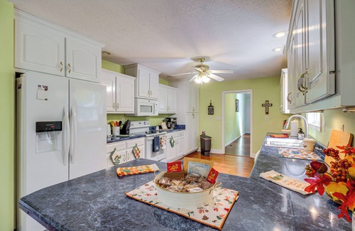 Trenton House | Charming Trenton Home w/Mtn Views & Patio!