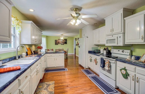Trenton House | Charming Trenton Home w/Mtn Views & Patio!