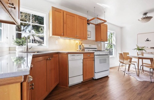 Beaumont - Wilshire House | Charming Tudor w/Fenced Yard in Walkable NE PDX