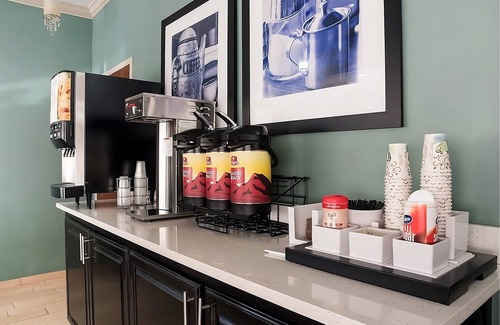 Tupelo Hotel | Charming Tupelo Retreat! Pool, Free Parking, Near Elvis Presley Birthplace