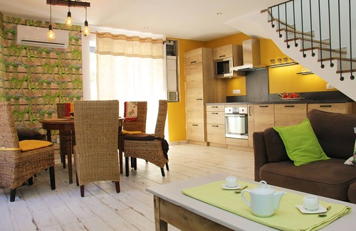 La Rochegiron House | Charming two-bedroom air-conditioned gîte on the edge of the village