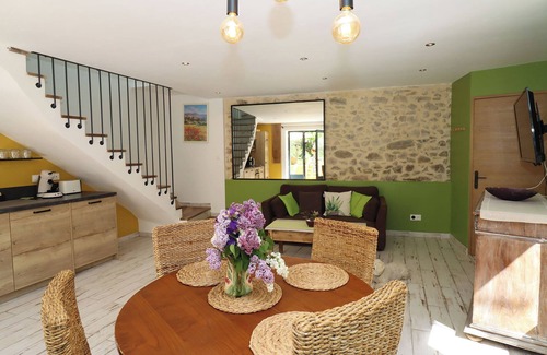 La Rochegiron House | Charming two-bedroom air-conditioned gîte on the edge of the village