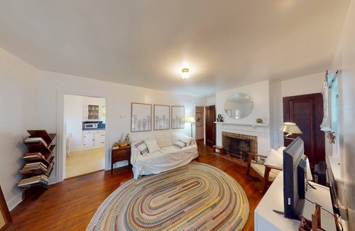 Lakeside Cottage | Charming two bedroom cottage inside Lakeside!