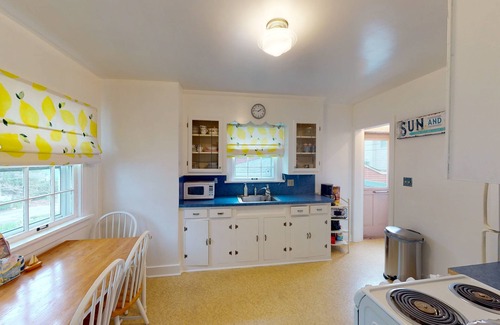 Lakeside Cottage | Charming two bedroom cottage inside Lakeside!