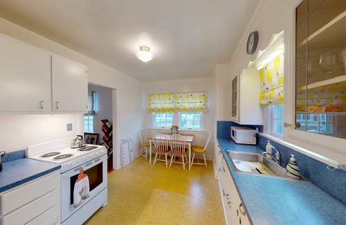 Lakeside Cottage | Charming two bedroom cottage inside Lakeside!