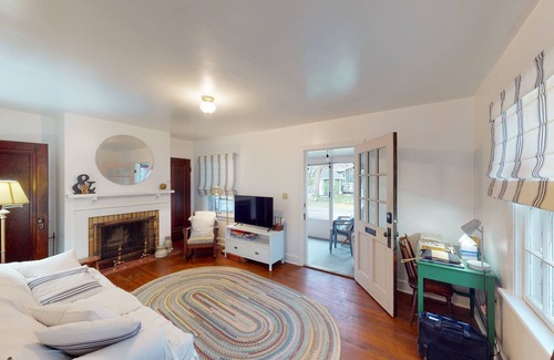 Lakeside Cottage | Charming two bedroom cottage inside Lakeside!