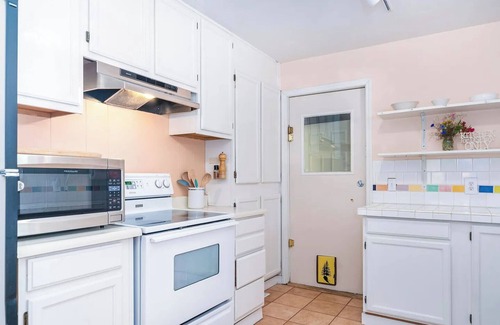 Waldport House | Charming two bedroom cottage placed among the trees just outside Waldport
