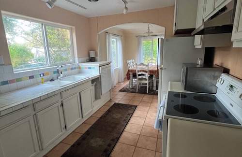 Waldport House | Charming two bedroom cottage placed among the trees just outside Waldport