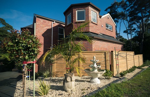 Greenhithe House | Charming Two-Bedroom Mini-Castle in Greenhithen
